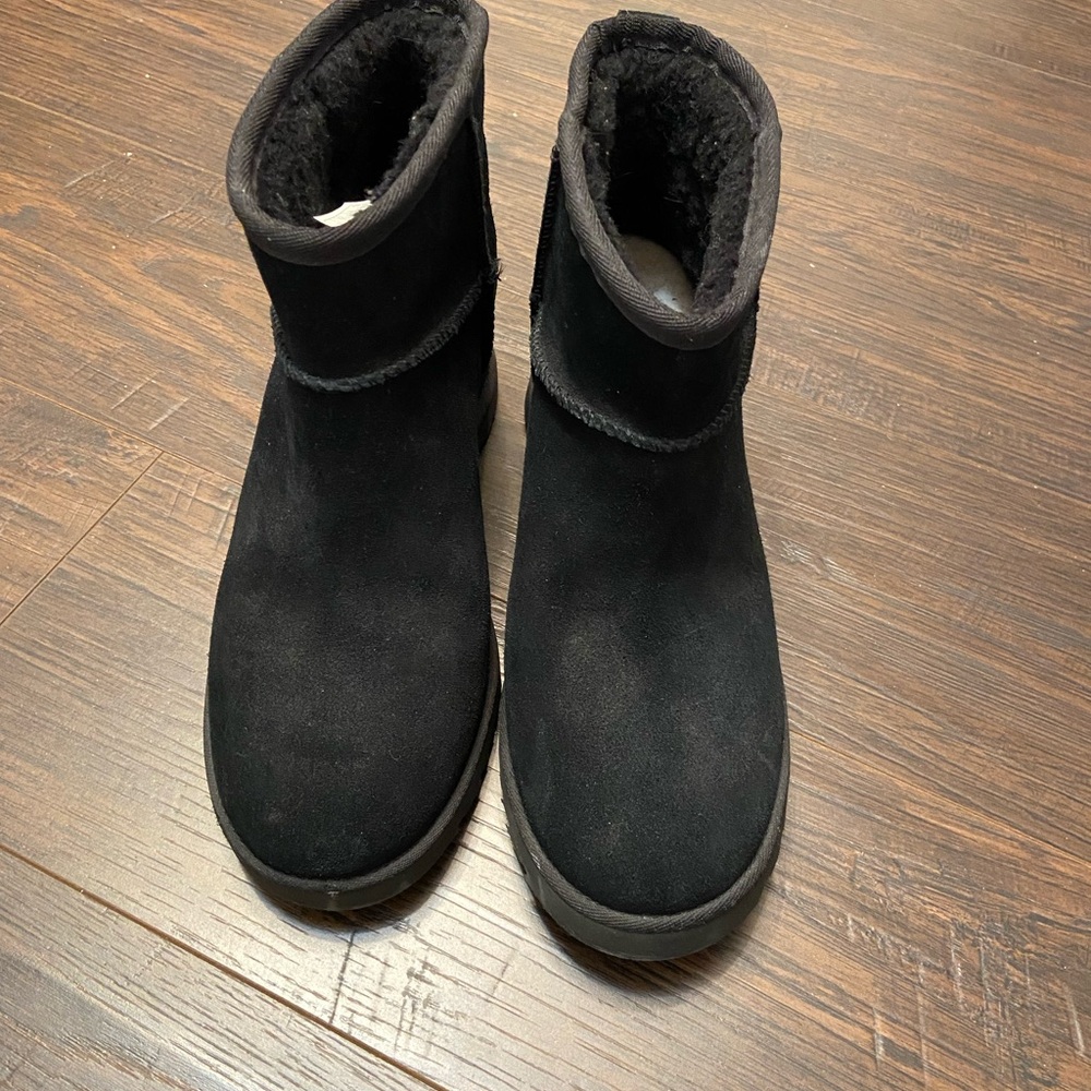 Women’s hidden wedge Ugg size 8